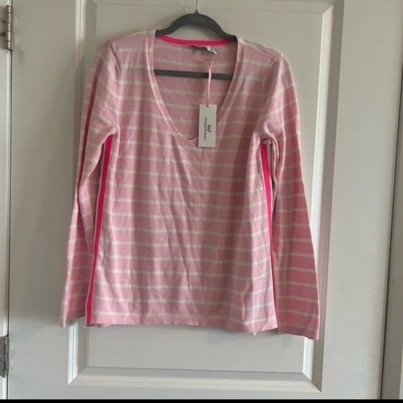 NWT Vineyard Vines Pink and White V-Neck Stripe Sweater Size Medium - Picture 1 of 6